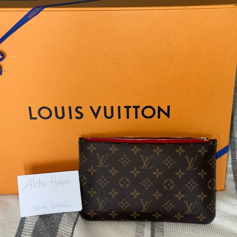 LOUIS VUITTON Neverfull Pochette MM Monogram Wristlet red lining